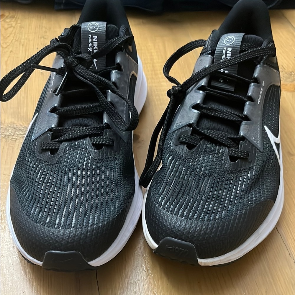 Kids Boys Nike Black and White Athletic shoes Sneakers Tennis shoes. - Picture 2 of 2